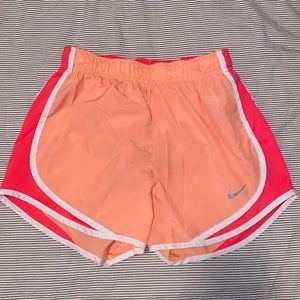 Nike - XS dri-fit shorts - peach